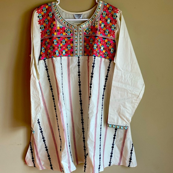 Embroidered top size: Women Large - Picture 1 of 9